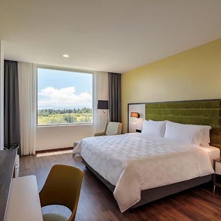 Holiday Inn - Quito Airport By Ihg Tababela Eksteriør bilde A room at the Hilton Garden Inn in San Jose, Costa Rica