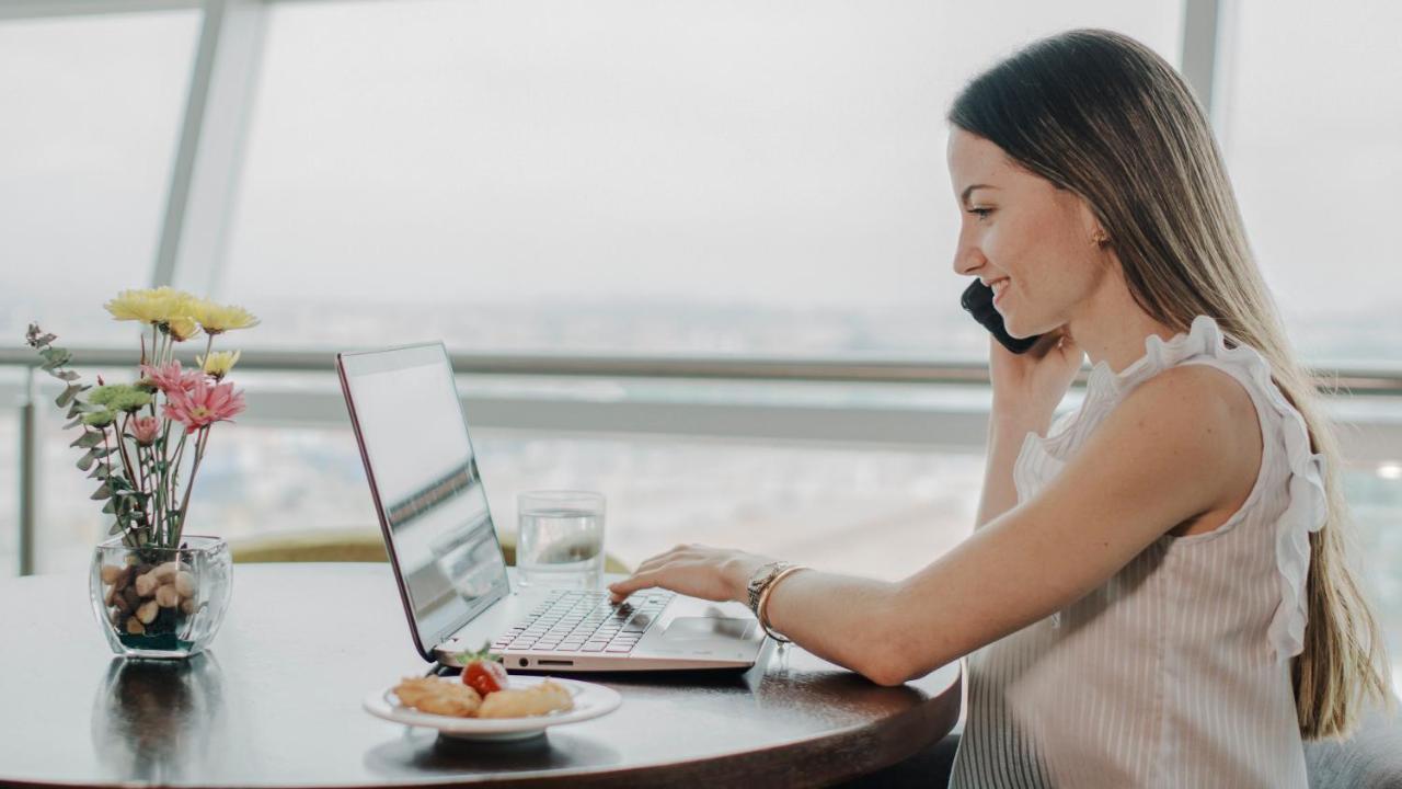 Holiday Inn - Quito Airport By Ihg Tababela Eksteriør bilde A woman working from home
