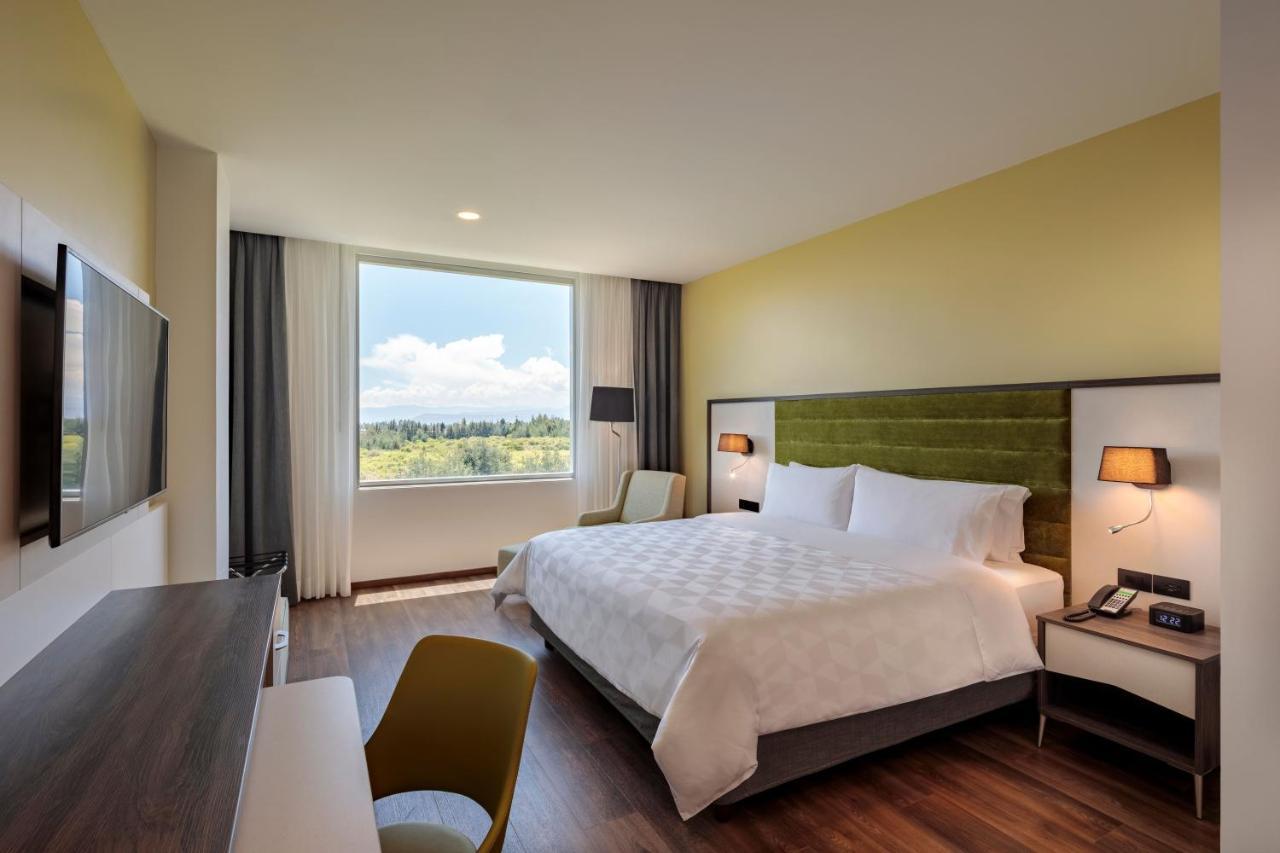 Holiday Inn - Quito Airport By Ihg Tababela Eksteriør bilde A room at the Hilton Garden Inn in San Jose, Costa Rica