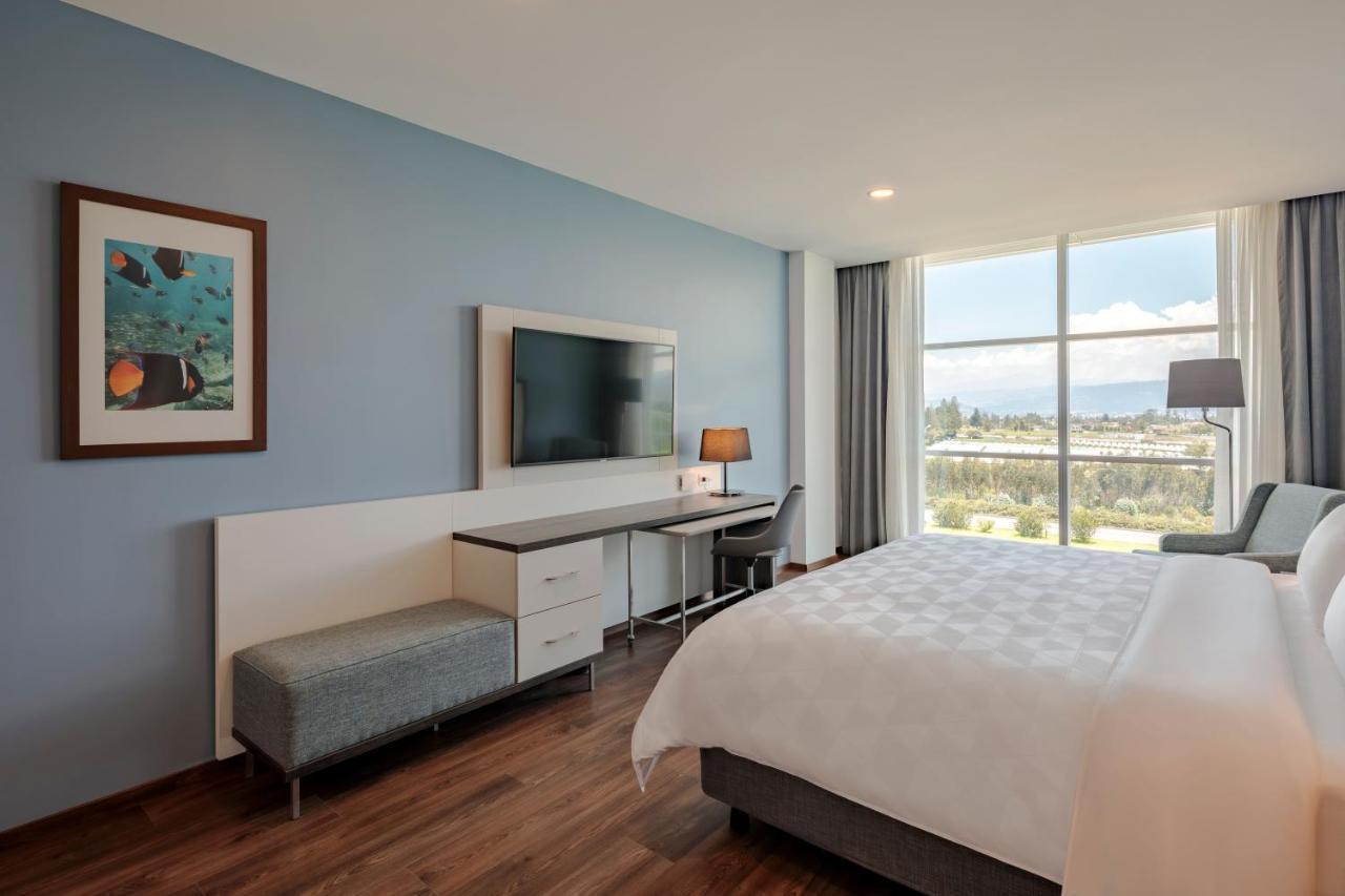 Holiday Inn - Quito Airport By Ihg Tababela Eksteriør bilde A guest room at the Hilton Garden Inn in San Jose, Costa Rica
