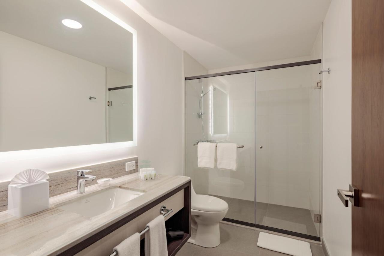 Holiday Inn - Quito Airport By Ihg Tababela Eksteriør bilde A bathroom in a hotel