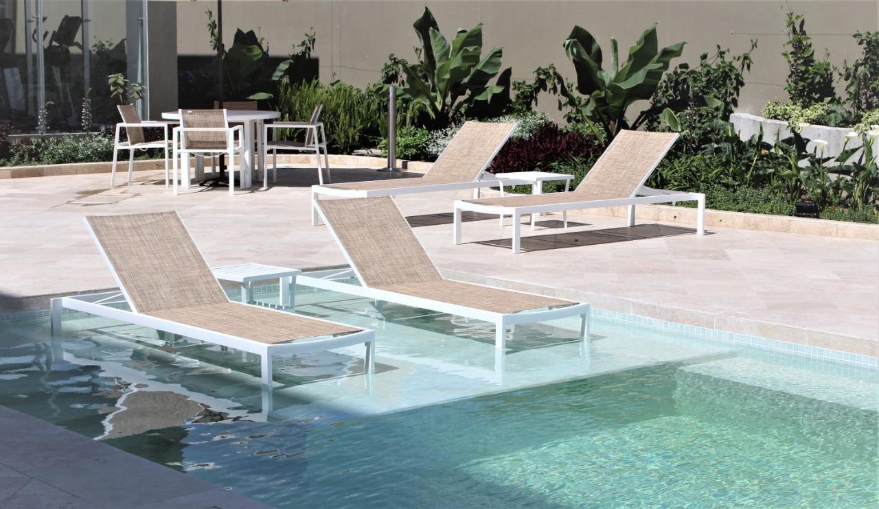 Holiday Inn - Quito Airport By Ihg Tababela Eksteriør bilde Sunbathing chairs
